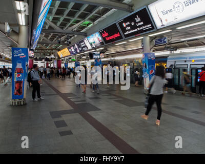 Fahrgäste umsteigen in Siam station BMT Bangkok thailand Stockfoto