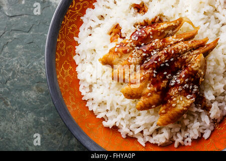 Aal mit Sauce und Sesam auf Reis hautnah Stockfoto