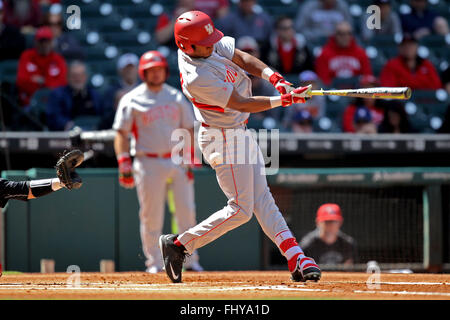 Houston, TX, USA. 26. Februar 2016. Houston linker Feldspieler Corey Julks #24 schwingt ein Streik während der NCAA Baseball Spiel zwischen Houston und Texas Tech von Minute Maid Park in Houston, Texas. Kredit-Bild: Erik Williams/Cal Sport Media. © Csm/Alamy Live-Nachrichten Stockfoto