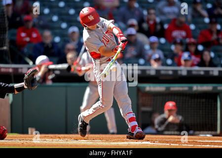 Houston, TX, USA. 26. Februar 2016. Houston Catcher Connor Wong #10 Schaukeln für ein Basis-Hit die Mitte während der NCAA Baseball Spiel zwischen Houston und Texas Tech von Minute Maid Park in Houston, Texas. Kredit-Bild: Erik Williams/Cal Sport Media. © Csm/Alamy Live-Nachrichten Stockfoto