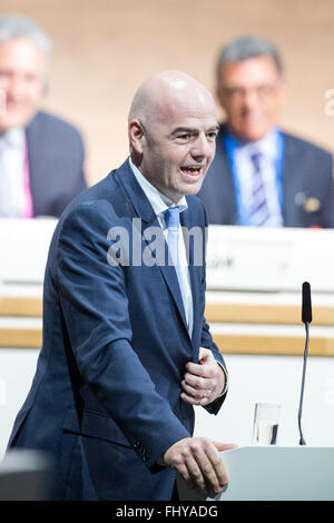 Zürich, Schweiz. 26. Februar 2016. Gianni Infantino spricht nach seiner Wahl als neue FIFA-Präsident während der außerordentlichen FIFA-Kongress 2016 in Zürich, Schweiz, 26. Februar 2016. UEFA-Generalsekretär Gianni Infantino aus der Schweiz gewann 115 der förderfähigen 207 Stimmen in der zweiten Runde, Scheich Salman von Bahrain, die 88 Stimmen erhielt. Bildnachweis: Xu Jinquan/Xinhua/Alamy Live-Nachrichten Stockfoto