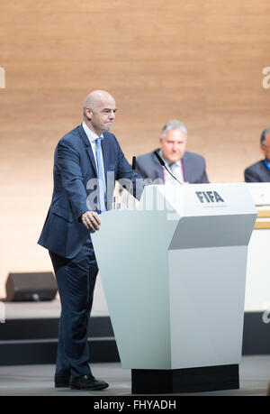 Zürich, Schweiz. 26. Februar 2016. Gianni Infantino spricht nach seiner Wahl als neue FIFA-Präsident während der außerordentlichen FIFA-Kongress 2016 in Zürich, Schweiz, 26. Februar 2016. UEFA-Generalsekretär Gianni Infantino aus der Schweiz gewann 115 der förderfähigen 207 Stimmen in der zweiten Runde, Scheich Salman von Bahrain, die 88 Stimmen erhielt. Bildnachweis: Xu Jinquan/Xinhua/Alamy Live-Nachrichten Stockfoto
