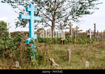 Alter Friedhof im Feld mit orthodoxen Kreuze Stockfoto