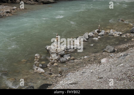 Kleine Haufen von Steinen im Fluss, partnachklamm, südlich von Garmisch - Partenkirchen, Bayern, Deutschland. Stockfoto