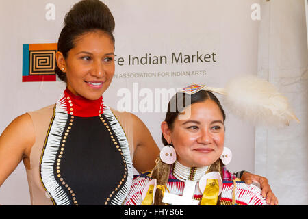 Santa Fe Indian Market Modenschau Native American New Mexico traditionell, 'SWAIA' südwestlichen Association for Indian Arts Stockfoto