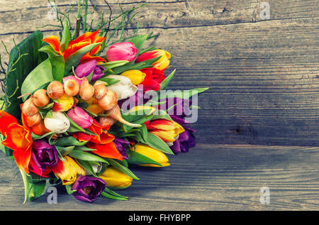 Bouquet von Tulpe Frühlingsblumen auf hölzernen Hintergrund. Vintage-Stil getönten Bild Stockfoto