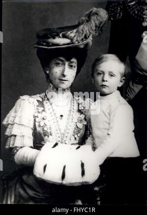 1907 - Flash-Back einer stattlichen Königin. Prinzessin Maud Ehefrau von König Haakon von Norwegen mit Kronprinz Olav, ihr Sohn, wenn er fünf Jahre alt war. Maud war die jüngste Tochter von König Edward VII. © Keystone Bilder USA/ZUMAPRESS.com/Alamy Live-Nachrichten Stockfoto