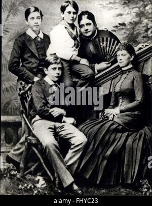 1901 - Prinzessin Mary, Herzogin von Teck & ihre Kinder: von rechts auf Links, die Herzogin von Teck, der späten Marquis von Cambridge der späten Prinzessin Francis von Teck. unten von R nach L Prinzessin Mary (später Queen Mary) & HRH Earl of Athlone. © Keystone Bilder USA/ZUMAPRESS.com/Alamy Live-Nachrichten Stockfoto