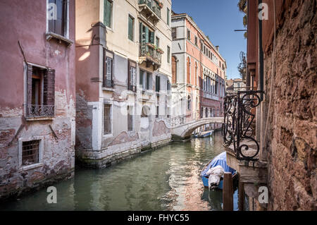 Wunderschönen engen Kanal mit seidigen Wasser in Venedig, Italien Stockfoto