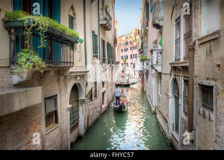 Wunderschönen engen Kanal und Gondeln in Venedig, Italien Stockfoto