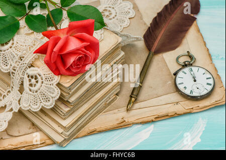 Alte Liebe Briefe, Spitzen und roten rose Blume. Romantikurlaub-Hintergrund Stockfoto