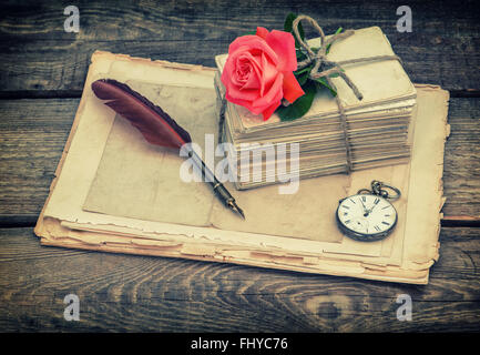 Alte Postkarten und Briefe mit roter rose Blume. Retro-Stil getönten Bild Stockfoto