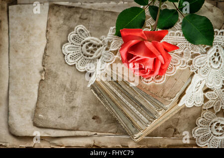 Alte Liebesbriefe, rote rose Blume und Vintage-Spitze Stockfoto