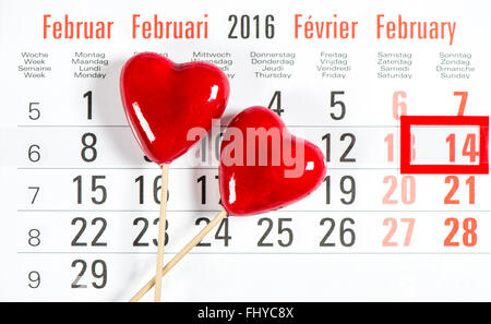 Kalender mit roten Markierung am 14. Februar. Dekoration, rote Herzen. Valentinstag Stockfoto