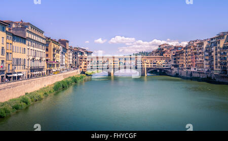 Berühmte Brücke Ponte Vecchio und Fluss Arno in Florenz, Italien Stockfoto