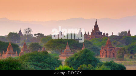 Tempel und Pagoden bei Sonnenuntergang auf der zentralen Ebene von Bagan, Myanmar (Burma) Stockfoto