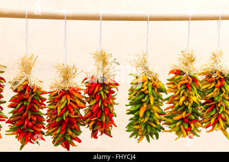 Hot Chile Pfeffer Ristras auf dem Markt südwestlichen tradition Stockfoto