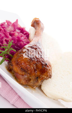 Lecker gebratene Ente mit Rotkohl und Knödel. Traditionelle festliche Essen. Stockfoto