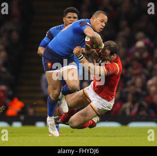 Fürstentum Stadium, Cardiff, Wales. 26. Februar 2016. RBS Six Nations Championships. Wales gegen Frankreich. Frankreichs Gael Fickou bekommt von Wales Jamie Roberts Credit in Angriff genommen: Action Plus Sport/Alamy Live News Stockfoto