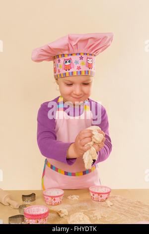 Niedliche kleine Mädchen backen. Stockfoto