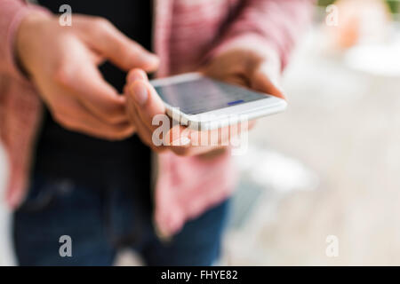 Nahaufnahme der Mann hält smarthone Stockfoto