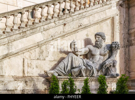 Antike römische Allegorie der Nil durch Matteo di Castello auf dem Capitol Hill in Rom. Statue am Brunnen auf dem Platz. Stockfoto