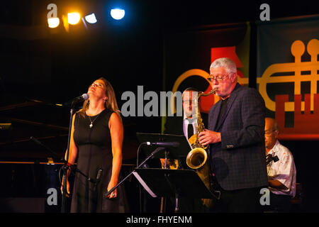 CLAUDIA VILLELA Vorformen mit HARVEY WAINAPEL in der Diskothek auf dem 2014 MONTEREY JAZZ FESTIVAL Stockfoto