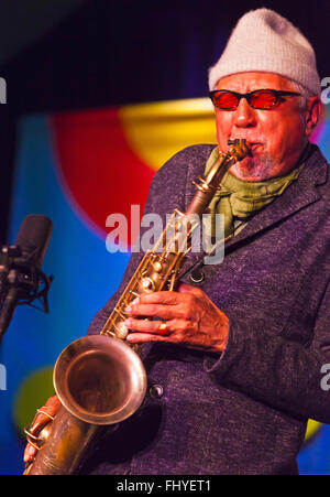 CHARLES LLOYD am Saxophon, ZAKIR HUSSAIN auf Tablas und ERIC HARLAND am Schlagzeug Vorform als SANGAM auf dem MONTEREY JAZZ FESTIVAL Stockfoto