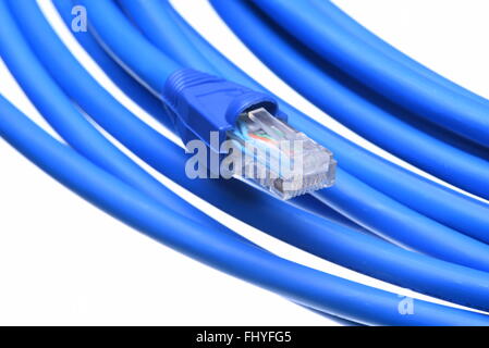 Blaue Computer-Netzwerk-Kabel mit Stecker isolierten auf weißen Hintergrund Stockfoto