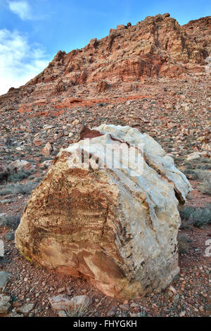 Abend in Calico Becken und rote Feder in der Nähe von Red Rock Canyon State Park and Preserve westlich von Las Vegas, Nevada Stockfoto