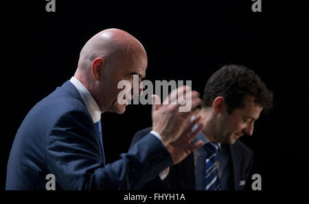 Zürich, Schweiz. 26. Februar 2016. Neue FIFA-Präsident Gianni Infantino (L) lässt seiner ersten Pressekonferenz nach seiner Wahl in Zürich, Schweiz, 26. Februar 2016. FIFA Mitgliedsverbände gewählt Freitag Gianni Infantino, als die neue FIFA-Präsident Sepp Blatter seit 1998 erfolgreich zu sein. Bildnachweis: Xu Jinquan/Xinhua/Alamy Live-Nachrichten Stockfoto