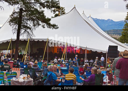 Das Publikum bringt ihre eigenen Sessel zu vier Ecken FOLK FESTIVAL 2014 - COLORADO Stockfoto