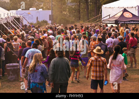 Das Publikum tanzen an den vier Ecken FOLK FESTIVAL 2014 - COLORADO Stockfoto