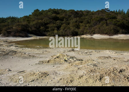 Der Champagne Pool ist mit 65 Metern Durchmesser und 62 Meter Tiefe die größte Quelle in New Zealand Wai-O-Tapu Thermal-Bereich. Stockfoto