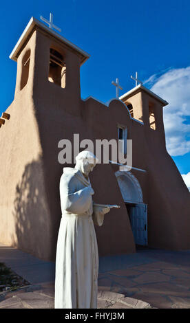 Statue des Heiligen Franziskus in SAN FRANCISCO DE ASIS Kirche erbaut im Jahre 1813 - TAOS NEW MEXICO Stockfoto