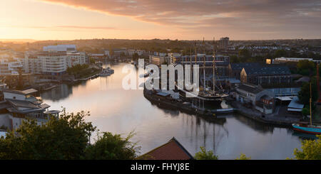 Die SS Great Britain in der Morgendämmerung an einem bunten Morgen. Stockfoto