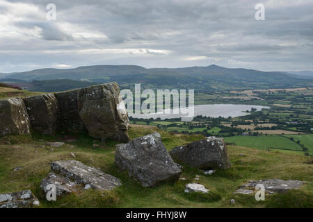 Blick Richtung Llangorse See und Pen y Fan in den Brecon Beacons, Wales. Stockfoto