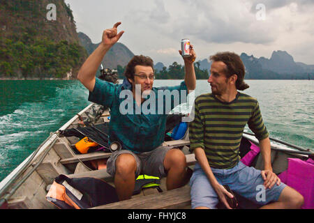 Touristen genießen Sie einen Ausflug auf CHEOW EN See im KHAO SOK Nationalpark - THAILAND Stockfoto