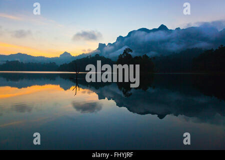 Dawn aus CHIEW LAN FLOßHAUS auf CHEOW EN See im KHAO SOK Nationalpark - THAILAND Stockfoto