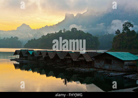 Dawn aus CHIEW LAN FLOßHAUS auf CHEOW EN See im KHAO SOK Nationalpark - THAILAND Stockfoto