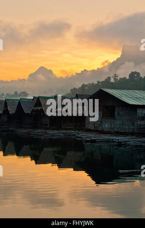 Dawn aus CHIEW LAN FLOßHAUS auf CHEOW EN See im KHAO SOK Nationalpark - THAILAND Stockfoto