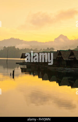 Dawn aus CHIEW LAN FLOßHAUS auf CHEOW EN See im KHAO SOK Nationalpark - THAILAND Stockfoto