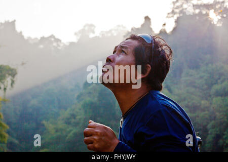 Boot-Mann auf CHEOW EN See im KHAO SOK Nationalpark - THAILAND Stockfoto