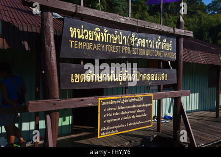 Schild am TAM GIA FLOßHAUS auf CHEOW EN See im KHAO SOK Nationalpark - THAILAND Stockfoto