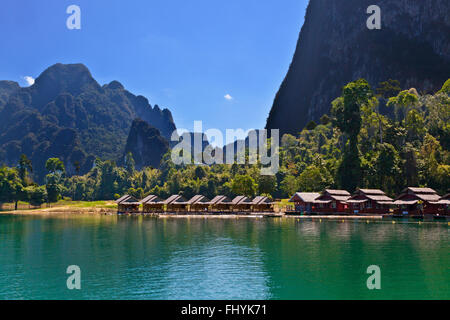 KLONG KA FLOßHAUS auf CHEOW EN See im KHAO SOK Nationalpark - THAILAND Stockfoto