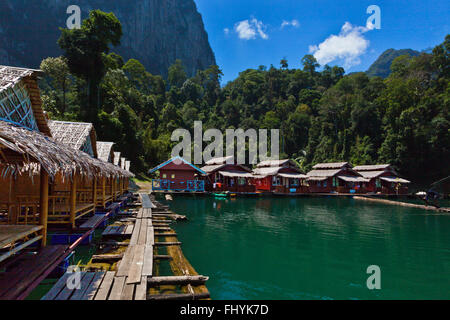 KLONG KA FLOßHAUS auf CHEOW EN See im KHAO SOK Nationalpark - THAILAND Stockfoto