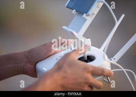 Fernbedienung / Drone Operator mit einer Fernbedienung. Stockfoto