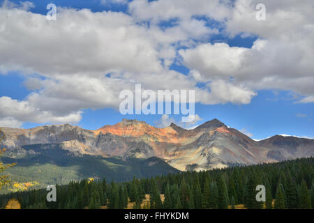 Yellow Mountain und Vermillion Peak über Trout Lake entlang HWY 145 in der Nähe von Lizard Head Pass südlich von Telluride, Colorado Stockfoto