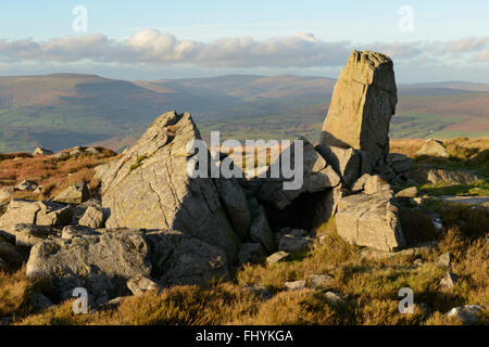 Einem Felsvorsprung auf Blorenge, mit Blick auf den Brecon Beacons, Wales. Stockfoto