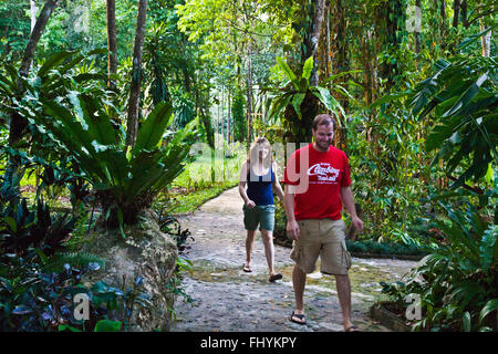 Genießen Sie die Dschungel-Einstellung in den RIVERSIDE COTTAGES in KHO SOK, ein perfekter Ort zu bleiben, um Kho Sok National Park - T zu besuchen Stockfoto